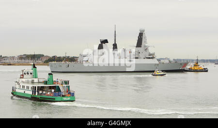 Le plus récent navire de guerre de la Royal Navy, le Dragon HMS Destroyer de type 45, entre dans le port de Portsmouth pour la première fois. Banque D'Images