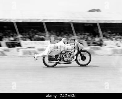 B Berry sur sa moto à Silverstone pendant l'International Trophée Réunion Banque D'Images