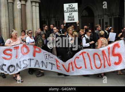 Les résidents du site des voyageurs à Dale Farm dans l'Essex à la High court de Londres aujourd'hui, où ils font appel d'un jugement rendu par le Conseil de Basildon pour qu'ils quittent le site où ils vivent depuis dix ans. Banque D'Images