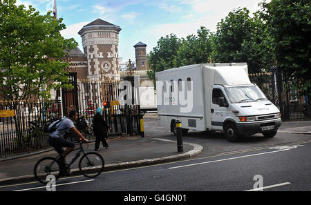 Vue générale d'une fourgonnette de la prison de Serco qui quitte la prison de Wormwood, dans l'ouest de Londres. Banque D'Images