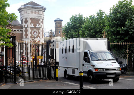 FTSE 100.Vue générale d'une fourgonnette de la prison de Serco qui quitte la prison de Wormwood, dans l'ouest de Londres. Banque D'Images