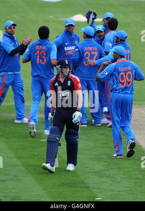 Craig Kieswetter, en Angleterre, est sorti LBW par Praveen Kumar, en Inde, lors de la NatWest One Day International au terrain de cricket Emirates Durham International à Chester le Street, Durham. Banque D'Images