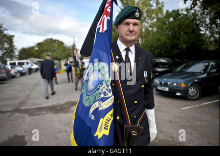 Les porteurs standard arrivent à l'extérieur du pub Chequrs, en attendant de payer leurs respects alors que le cortège de Royal Marine SGT Barry Weston, 42 Commando, qui a été tué en Afghanistan, traverse le village de Brize Norton en route vers l'hôpital John Radcliffe. Banque D'Images