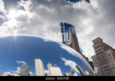 CHICAGO - 17 mars : Cloud Gate dans le Millennium Park le 17 mars 2016 à Chicago. La Cloud Gate (bean) est l'un des principaux tourist attirer Banque D'Images