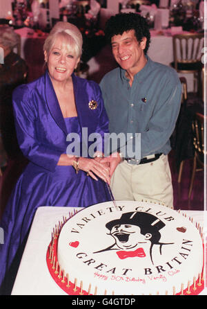 L'actrice Wendy Richard et la chanteuse Ray Dorset du groupe des années 70 Mungo Jerry ont coupé le gâteau célébrant le 50e anniversaire du Club de variété de Grande-Bretagne, au lancement de l'appel de la Journée de coeur d'or 1999 de l'organisation. Banque D'Images