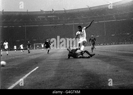 PA NEWS PHOTO 29/5/68 EUSEBIO DE BENFICA tente un tir au but en finale de Coupe d'EUROPE LA AU STADE DE WEMBLEY, Londres. Sur le terrain EST DAVID SADLER DE MANCHESTER UNITED. UNITED A REMPORTÉ 4-1 Banque D'Images