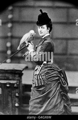 Alexandra, princesse de Galles, avec son perroquet. Plus tard, elle devient la reine Alexandra, consort du roi Edward VII Banque D'Images