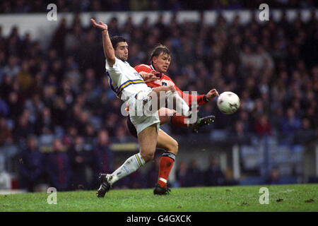 DE GAUCHE À DROITE : JOHN PEMBERTON, LEEDS UNITED. GUNNAR HALLE, OLDHAM ATHLETIC Banque D'Images