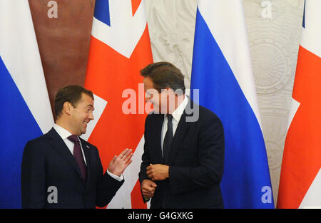 Le Premier ministre David Cameron s'entretient avec le président russe Dmitry Medvedev (à gauche) avant d'organiser une conférence de presse au Kremlin à Moscou, en Russie. Banque D'Images