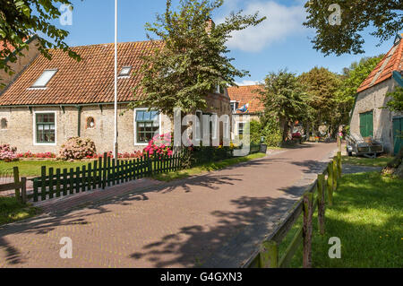 Rue avec ancien commandant néerlandais maisons de la ville de Hollum sur l'île d'Ameland, West-Frisian Pays-Bas Banque D'Images