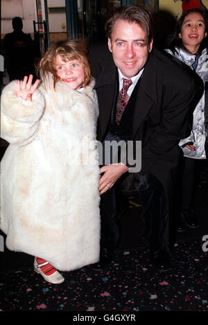 Le présentateur de télévision Jonathan Ross et sa fille Betty Kitten arrivent au cinéma Warner Village de Leicester Square à Londres pour la première britannique du film 'adeline', basé sur une série de livres pour enfants français. Banque D'Images