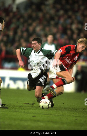 (l-r) Robbie Fowler, Liverpool, et Alf-Inge Haaland, Nottingham Forest. Banque D'Images