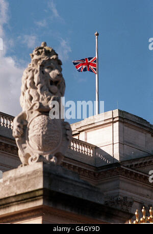 Le drapeau de l'Union vole en Berne au-dessus de Buckingham Palace, comme marque de respect pour le roi Hussein de Jordanie, qui est mort d'un cancer, âgé de 63 ans. Banque D'Images