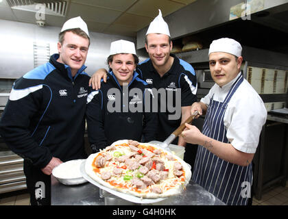 Rugby Union - Glasgow Warriors Photocall - Paperinos.Stuart Hogg, Finlay Gillies et James Eddie (de gauche à droite) des Glasgow Warriors lors d'un photocall à Paperinos, Glasgow. Banque D'Images