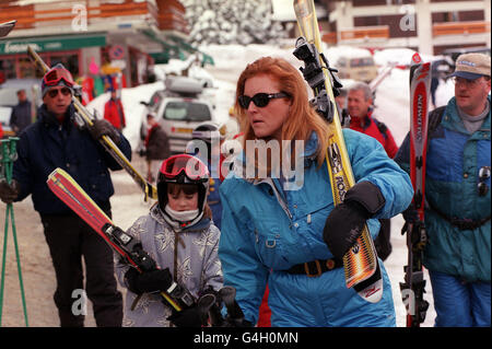 La duchesse de York avec la princesse Eugénie dans la station de ski suisse de Verbier où le duc de York s'envole pour célébrer son 39e anniversaire (vendredi 19 février 1999) avec la duchesse de York et leurs deux enfants, les princesses Eugénie et Beatrice. Banque D'Images