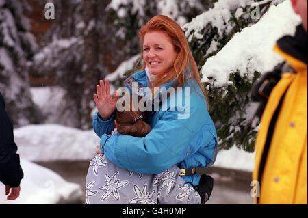 La duchesse de York avec la princesse Eugénie dans la station de ski suisse de Verbier où le duc de York s'envole pour célébrer son 39e anniversaire (vendredi 19 février 1999) avec la duchesse de York et leurs deux enfants, les princesses Eugénie et Beatrice. Banque D'Images