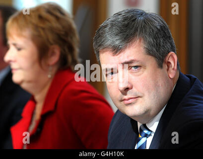 Le très honorable Frank Mulholland QC, Lord Advocate (à droite) et Roseanna Cunningham MSP, ministre de la sécurité communautaire et des affaires juridiques, avant de témoigner devant le comité sur le projet de loi sur le comportement offensant au football et les menaces de communications (Écosse) au Parlement écossais. Banque D'Images