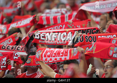 Football - Ligue des champions de l'UEFA - Groupe C - Benfica / Manchester United - Estadio da Luz.Les fans de Benfica dans les tribunes tiennent les foulards Banque D'Images