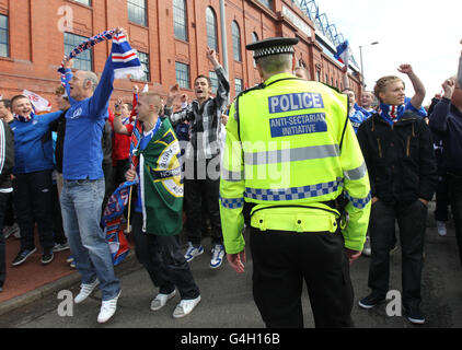 La police porte des vestes anti-sectaires Initiative lors du match Old ferme entre les Glasgow Rangers et le Glasgow Celtic à Ibrox, à Glagow. Banque D'Images