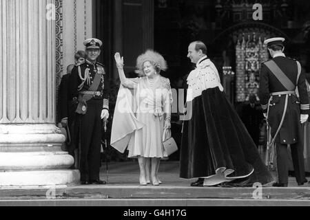 Les membres de la famille royale assistent au service d'action de grâce en l'honneur du 80e anniversaire de la Reine mère. De gauche à droite : le prince Philip, duc d'Édimbourg, la reine mère et Sir Peter Gadsden, lord maire de Londres. Banque D'Images