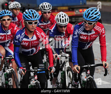 L'équipe féminine de Grande-Bretagne, dirigée par Lizzie Armitstead (à droite) et Emma Pooley, s'entraîne sur le parcours de la course sur route du Championnat du monde pendant le quatrième jour des Championnats du monde de course sur route de l'UCI, à Copenhague. La course qui a lieu samedi. Banque D'Images