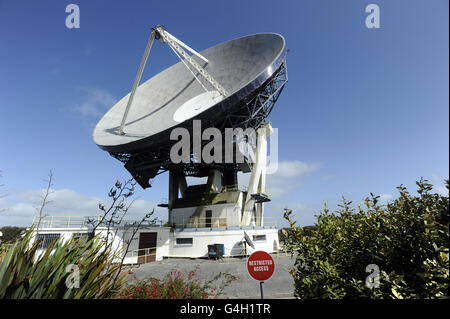 Vue générale d'ARTHUR, une antenne parabolique de communication par satellite, construite en 1962, à la station de terre satellite de Goonhilly près de Helston, dans les Cornouailles. Banque D'Images