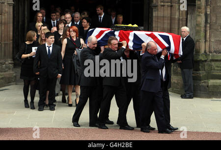 D'anciens camarades, dont Rusty Firmin (avant droit), portent le cercueil du héros SAS John McAleese de la cathédrale de Hereford, suivi de sa fille Hayley (cheveux rouges) après ses funérailles. Banque D'Images