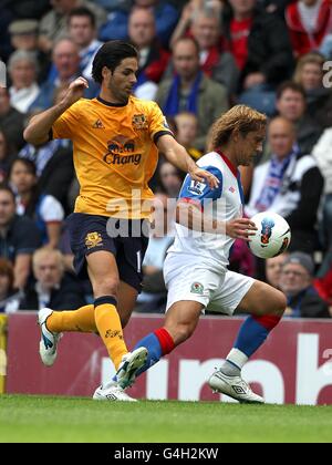 Mikel Arteta d'Everton (à gauche) et la bataille de Michel Salgado de Blackburn Rovers pour le ballon Banque D'Images