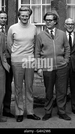 Michael Heseltine, ministre de l'aérospatiale et de la navigation (à gauche) et Geoffrey Howe, ministre du Commerce et de la consommation, à l'hôtel Bear de Woodstock, dans l'Oxfordshire, pour un week-end stratégique avec d'autres ministres du ministère du Commerce et de l'Industrie. * 27/4/00 la vice-première ministre, M. Heseltine, se déprésente de la Chambre des communes à la prochaine élection. Banque D'Images