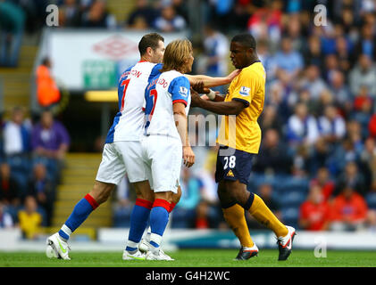 Brett Emerton (à gauche) et Michel Salgado de Blackburn Rovers disputent avec Victor Anichebe (à droite) d'Everton lors du match de la Barclays Premier League à Ewood Park, Blackburn. Banque D'Images