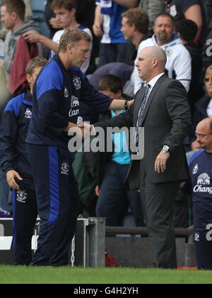 David Moyes, directeur d'Everton, et Steve Kean, directeur de Blackburn Rovers (à droite) secouer les mains après le sifflet final Banque D'Images