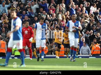 Les joueurs de Blackburn Rovers se sont abattus comme Mikel Arteta d'Everton (au centre) célèbre le pointage du but gagnant à partir de la zone de pénalité Banque D'Images