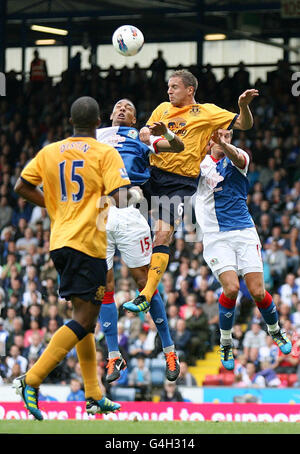 Steven Nzonzi, de Blackburn Rovers (au centre à gauche) et Phil Jagielka, d'Everton (au centre à droite), se battent pour le ballon dans les airs pendant le match de la Barclays Premier League à Ewood Park, Blackburn. Banque D'Images