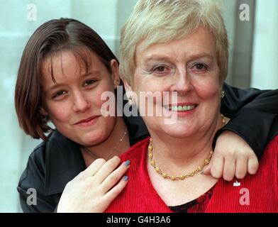 Margaret Fosh, 59 ans, de Preston et Kirsty Walker, 14 ans, qui l'ont nommée aujourd'hui à l'hôtel Lanesborough, à Londres (lundi).Margaret est coordinatrice de souhaits et collecteur de fonds avec la Fondation Starlight, une œuvre caritative qui vise à réaliser les rêves des enfants atteints de maladies potentiellement mortelles.Au cours d'une cérémonie à l'hôtel, Margaret a reçu un bol en cristal gravé, 300 et 3000 pour une œuvre de charité de son choix de HRH la Duchesse de Kent.Photo de Tony Harris/PA. Banque D'Images