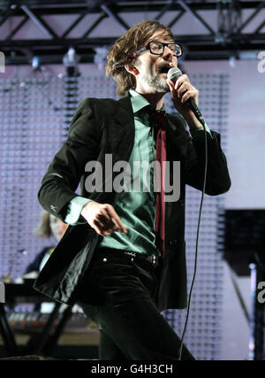 Festival de lecture 2011.Jarvis Cocker de Pulp se présentant sur la scène principale au Reading Festival, sur l'avenue Richfield à Reading. Banque D'Images