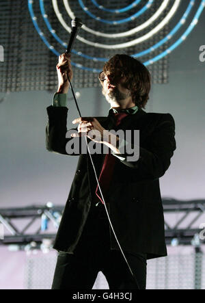 Jarvis Cocker de Pulp se présentant sur la scène principale au Reading Festival, sur l'avenue Richfield à Reading. Banque D'Images