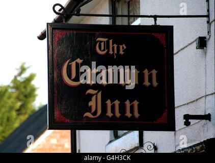 Deux personnes sont mortes et deux autres ont été gravement malades après une fuite présumée de monoxyde de carbone à la Couronne dans le village de Wentnor, dans le Shropshire, près du château de Bishop. Les corps découverts étaient de deux femmes dans une chambre à coucher, et un homme et une femme qui étaient gravement malades dans une autre. Photo PA. Voir PA Story DEATH Pub Banque D'Images