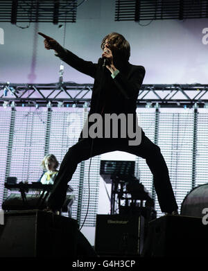 Festival de lecture 2011.Jarvis Cocker de Pulp se présentant sur la scène principale au Reading Festival, sur l'avenue Richfield à Reading. Banque D'Images