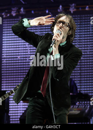 Festival de lecture 2011.Jarvis Cocker de Pulp se présentant sur la scène principale au Reading Festival, sur l'avenue Richfield à Reading. Banque D'Images