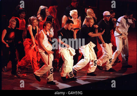 PA NEWS PHOTO 13/12/98 LE GROUPE DE GARÇONS CINQ SE PRODUIRE SUR SCÈNE À L'ARÈNE DE LONDRES PENDANT LA PARTIE DES GAGNANTS DU SONDAGE SMASH HITS. (GAUCHE - DROITE) RICHIE NEVILLE, ABS (RICHARD) BROWM, SEAN CONLON, J (JASON) BROWN ET SCOTT ROBINSON. Banque D'Images