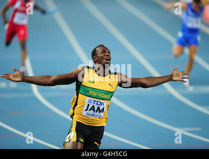 Athlétisme - Championnats du monde IAAF 2011 - neuvième jour - Daegu.Usain Bolt de Jamaïque célèbre l'aide apportée à son équipe pour remporter la finale du relais de 100 m pour hommes et établir un nouveau record du monde Banque D'Images