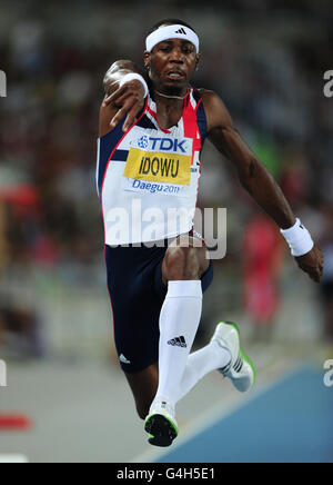 Phillips Idowu en Grande-Bretagne sur le chemin d'une médaille d'argent dans la finale du triple saut masculin pendant le neuvième jour des Championnats du monde d'athlétisme de l'IAAF au stade Daegu à Daegu, Corée du Sud. Banque D'Images