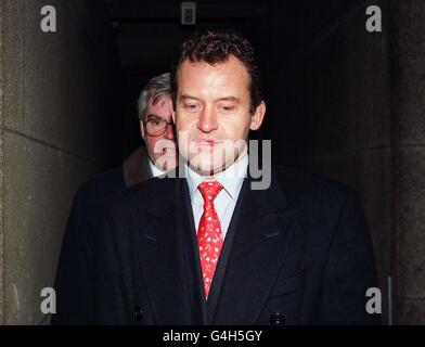 Diana, l'ancien maître d'hôtel de la princesse de Galles, Paul Burrell (front), arrive au Princess of Wales Memorial Fund de Londres où il devrait quitter officiellement son bureau après avoir été licencié. Banque D'Images