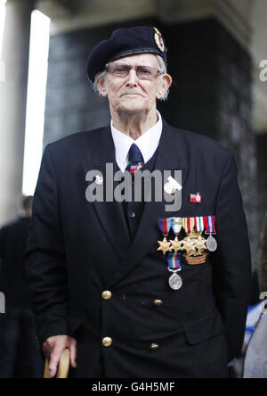 Capitaine W L Smedley, ancien combattant de la marine marchande, président de la Boston and South Lincs Merchant Navy Association, participant au Merchant Navy Association Memorial Parade dans le centre de Londres. Banque D'Images