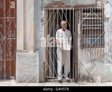 L'homme se trouve dans la cubaine de la porte de sa maison Banque D'Images