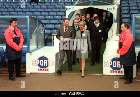 PA NEWS PHOTO 17/12/98 LE PRINCE DE GALLES AU NINIAN PARK CARDIFF OÙ LES BÉNÉVOLES DE SA CONFIANCE DU PRINCE ONT FORMÉ UN PARTENARIAT AVEC LE CARDIFF CITY CLUB POUR CRÉER DES ÉQUIPES. Banque D'Images