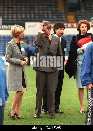 PA NEWS PHOTO 17/12/98 LE PRINCE DE GALLES AU NINIAN PARK CARDIFF OÙ LES BÉNÉVOLES DE SA CONFIANCE DU PRINCE ONT FORMÉ UN PARTENARIAT AVEC LE CARDIFF CITY CLUB POUR CRÉER DES ÉQUIPES. Banque D'Images