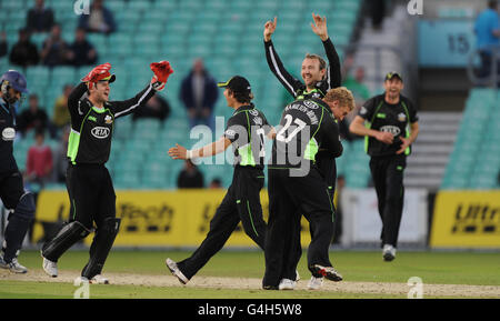 Cricket - Clydesdale Bank 40 - Surrey contre Sussex - The Kia Oval.Rory Hamilton-Brown, de Surrey, célèbre avec Chris Schofield après avoir pris le dernier passage de Sussex pour sceller la victoire. Banque D'Images