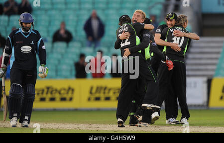 Cricket - Clydesdale Bank 40 - Surrey contre Sussex - The Kia Oval.Rory Hamilton-Brown de Surrey célèbre avec Zafar Ansari après avoir remporté la victoire sur Sussex. Banque D'Images