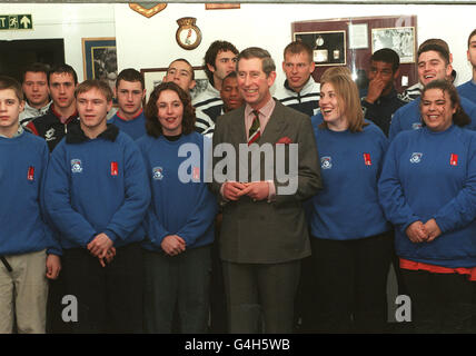 PA NEWS PHOTO 17/12/98 LE PRINCE DE GALLES AU NINIAN PARK CARDIFF OÙ LES BÉNÉVOLES DE SA CONFIANCE DU PRINCE ONT FORMÉ UN PARTENARIAT AVEC LE CARDIFF CITY CLUB POUR CRÉER DES ÉQUIPES. Banque D'Images